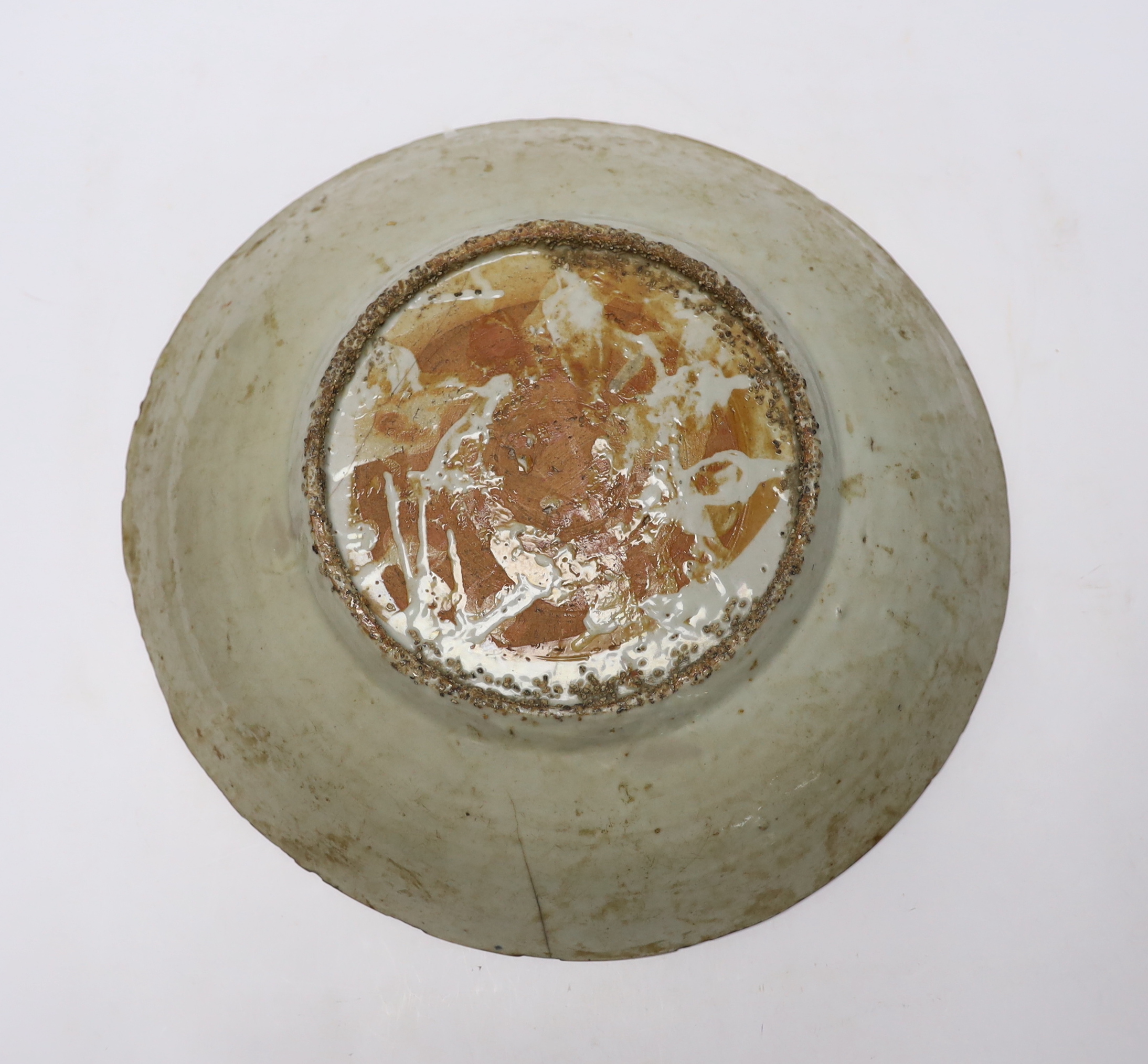 A late 16th century Chinese Swatow enamelled porcelain charger, diameter 38cm